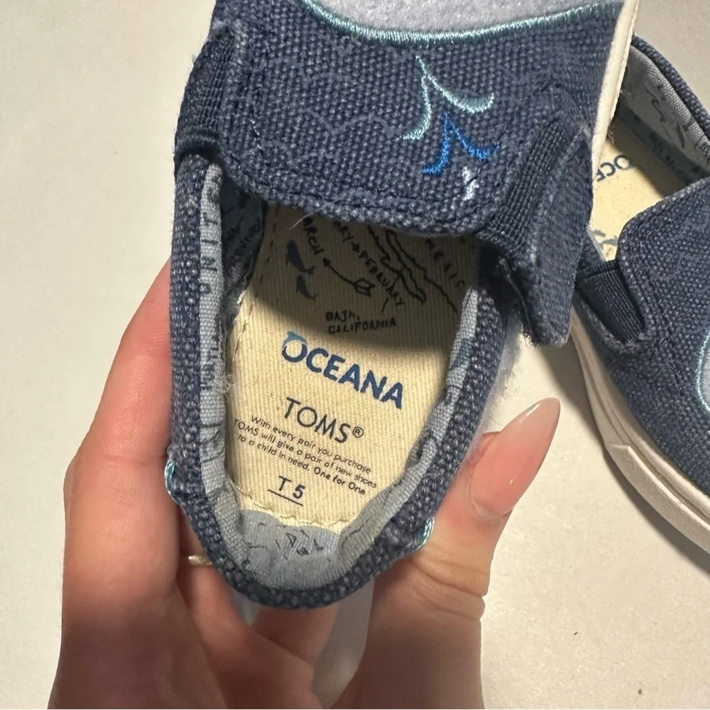 Tom’s toddler blue whale design slip on sneakers